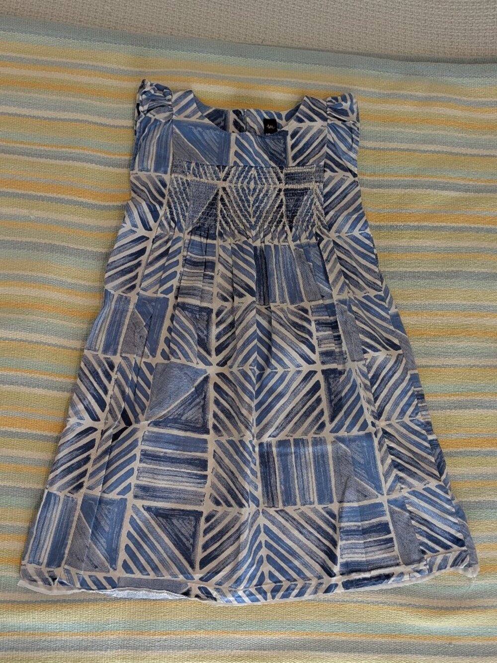 ⭐ Tea Collection Blue & White print smocked panel sundress size 8